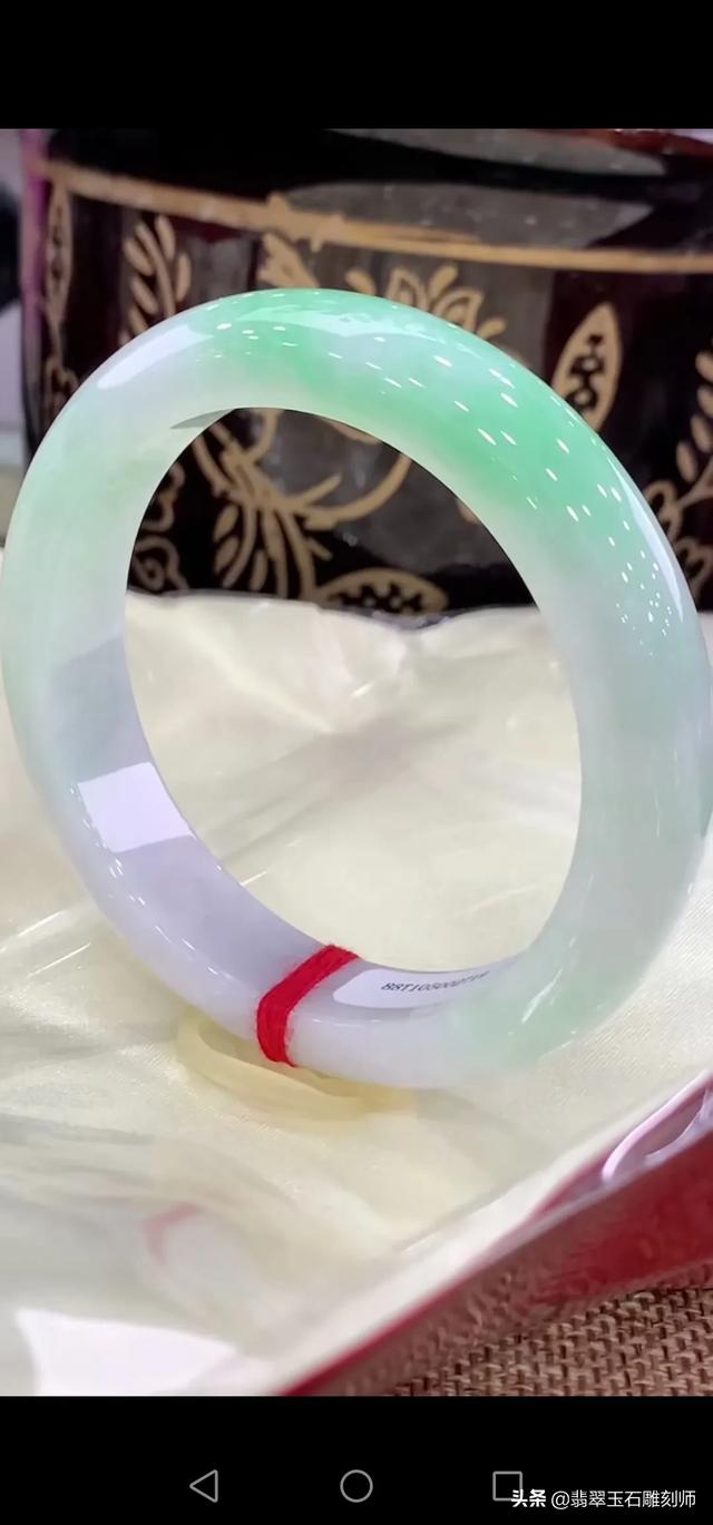 精品玉镯价格及图片大全,想买个玉镯，预算1W左右，推荐啥品牌呢？