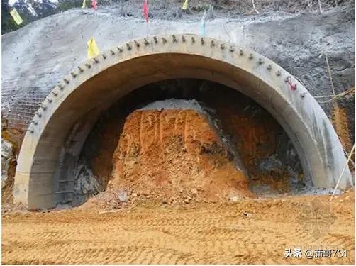 秦岭隧道:98公里秦岭隧洞怎样引水的？