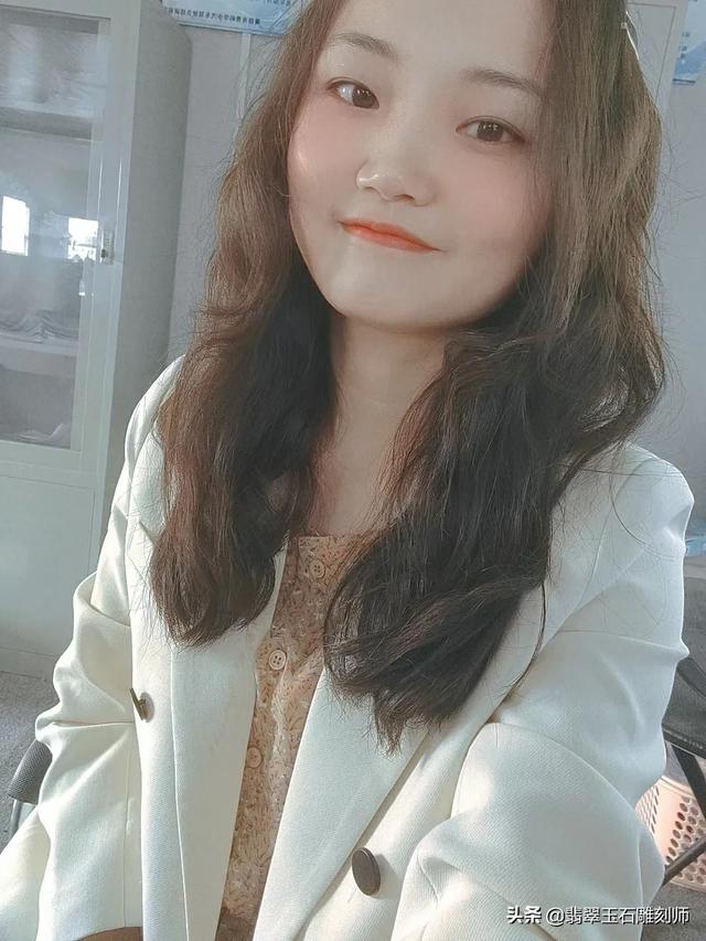 翡翠手镯的颜色有哪些,哪位大神帮我鉴定一下这个手镯是不是A货？