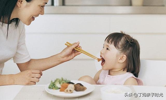 宝宝一岁左右能跟大人吃饭吗，1岁宝宝吃得咸有事吗和大人一起吃饭怎么样