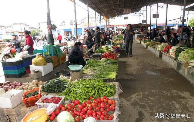 杨宝玲:既然可以摆地摊，那自已店门前可以摆摊吗