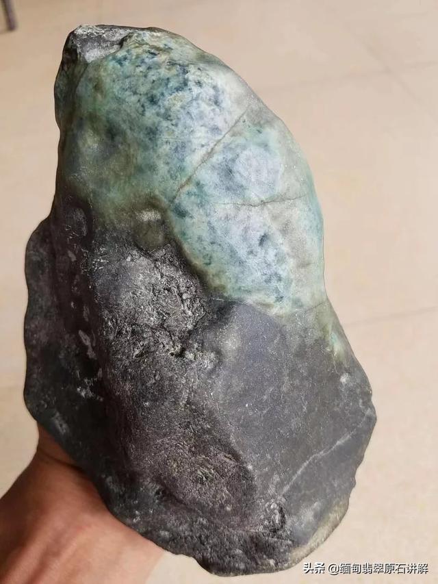 翡翠原石种水等级,翡翠原石皮雾判断法你知道吗？