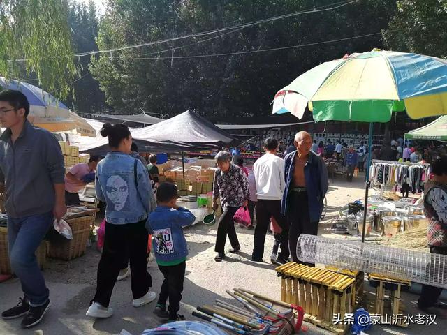 统筹疫情防控和经济发展,全国都在热议摆地摊,摆地摊卖什么比较容易赚钱呢？
