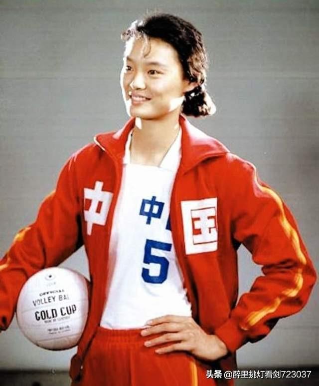 女排周晓兰:排球比赛中的“背飞”是什么意思？