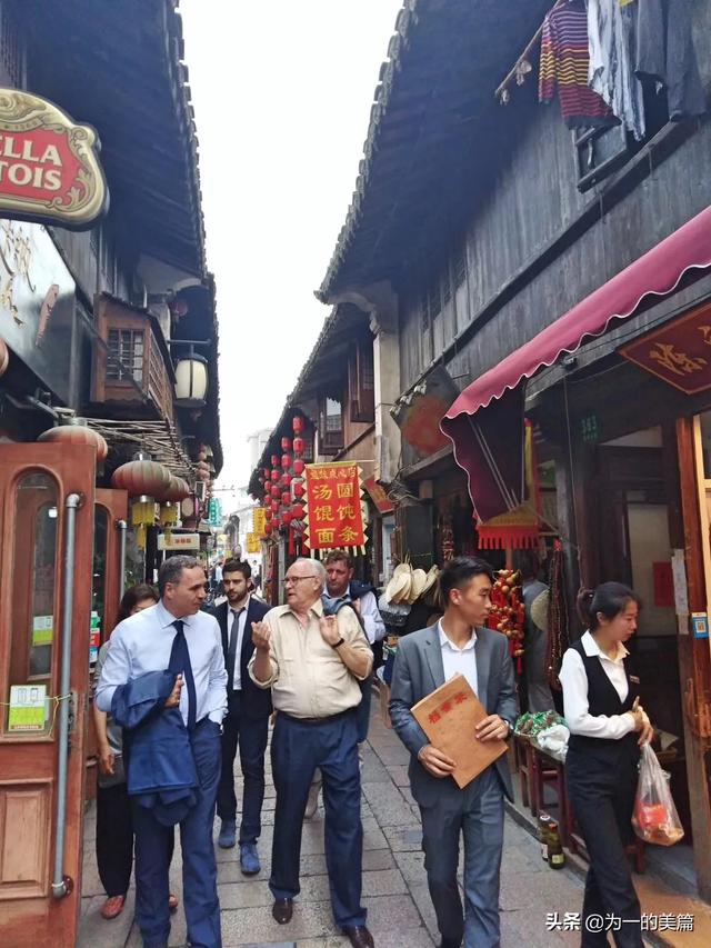 上海红美丽:你觉得重庆和上海哪里的夜景比较好看？