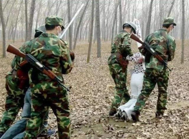 国庆晚会上亲吻的老夫妻:死刑犯临刑前会见近亲属时要亲吻自己的老婆，可以吗