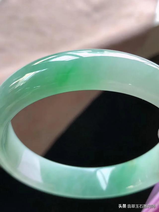 好翡翠手镯的图片,很稀罕翡翠镯子啊，谁能推荐一下哪家的好？
