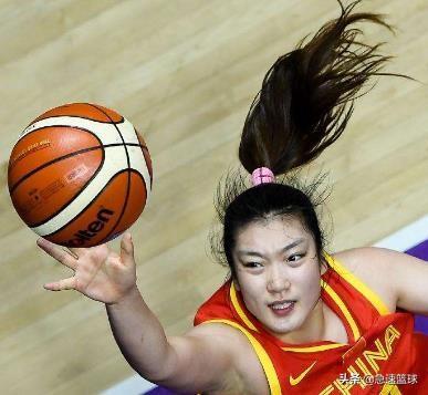 潘晓婷打球图片:奥沙利文与潘晓婷打九球，打完八号球母球落袋，他是故意的么