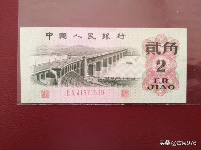 人名币:头两天在家里收拾东西发现一沓老版现金，问下现在还能花吗？