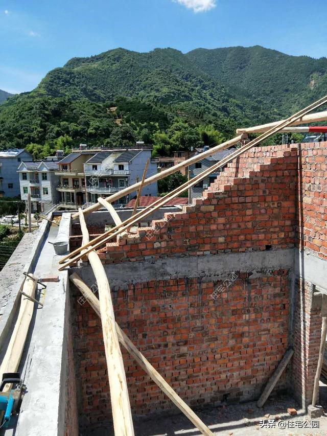 自建房屋顶用混泥土现浇好,还是用木结构屋顶好?