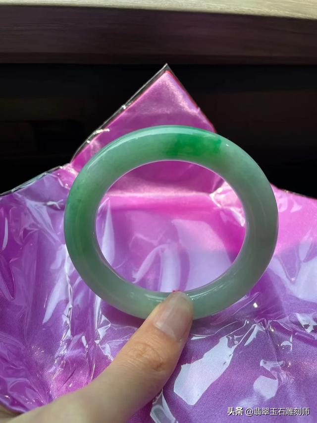 翡翠手镯的颜色有哪些,翡翠手镯的类型及挑选的方法有哪些？