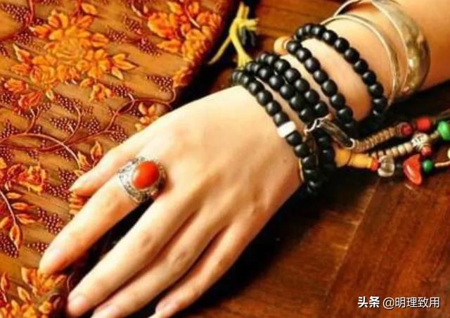 93属鸡人2022年全年运势,属鸡的戴什么手串寓意好？