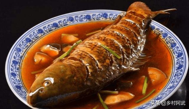 炖鱼时不能放哪两种调料，农家铁锅炖，他们的炖鱼酱汁是如何调的