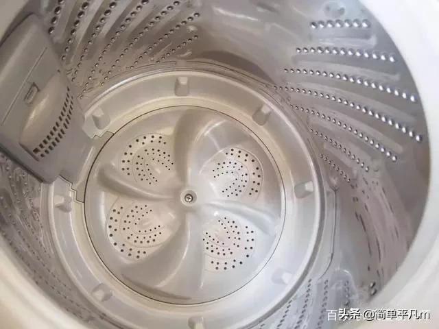 怎么清洗美的滚筒洗衣机里的污垢，美的滚筒洗衣机怎么清理污垢