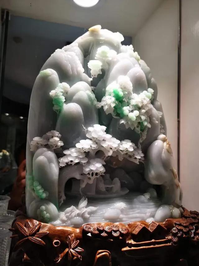 翡翠雕刻,看看这块翡翠摆件雕刻如何？