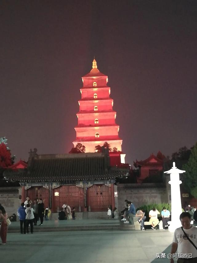 流光溢彩夜色倾城,西安多地上演璀璨灯光秀, 你怎么看？