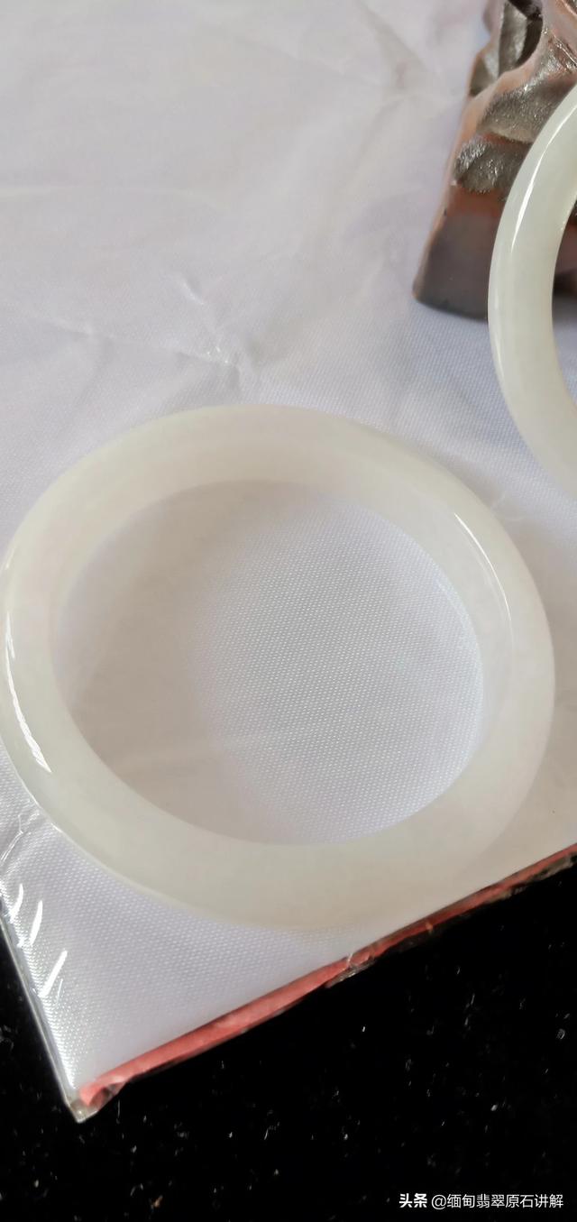 玉镯发黄之后怎么处理,玉手镯上有些变黄了，这是怎么回事？