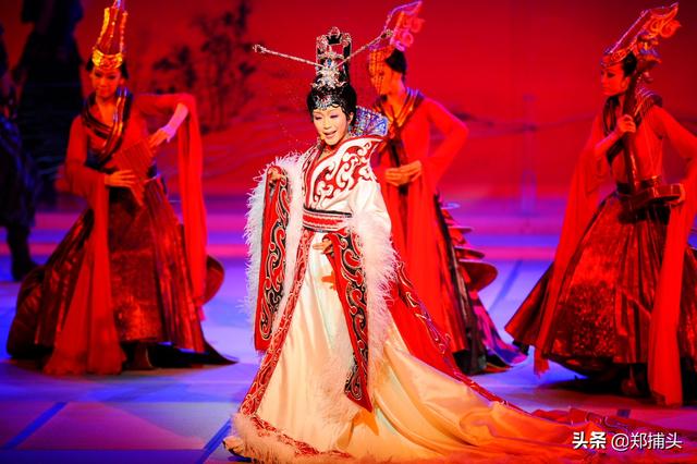 李玉刚是男是女:李玉刚仿女声是天生的还是练成的