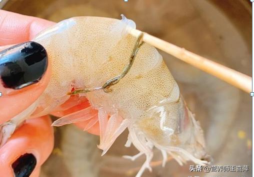 大虾里面有寄生虫不能吃？，煮虾不去虾线，吃下去会有寄生虫啊