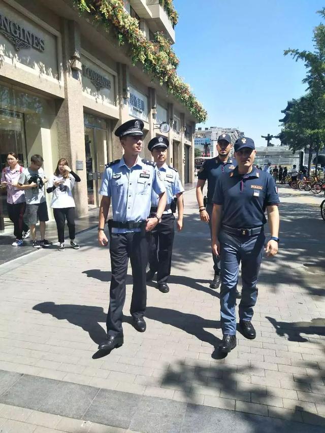 雷克斯警官图片:大街上碰到警察查身份证，你想试一下在警察面前跑，会有啥后果？