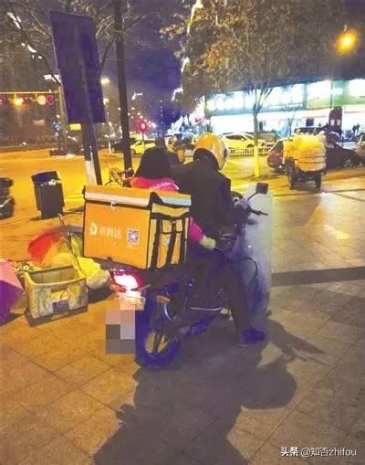 半夜跑外卖的灵异事件:凌晨一两点，送外卖的无缘无故按你家门铃！你会怎么做？