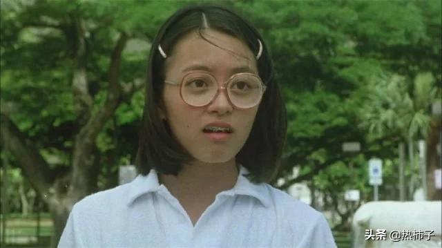 《百变星君》梁咏琪饰演的虫虫,一开始是戴眼镜的钢牙妹,典型书呆子