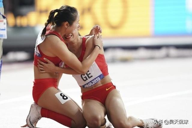 女子接力出现重大失误，发生失误的孔令微赛后跪地痛哭，你怎么看这一幕？