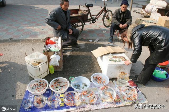 现在天越来越冷了,农村集市上卖的最火的商品都有啥？