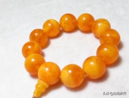 女人带什么宝石最好,女性佩戴南红玛瑙还是蜜蜡？应该如何选择？