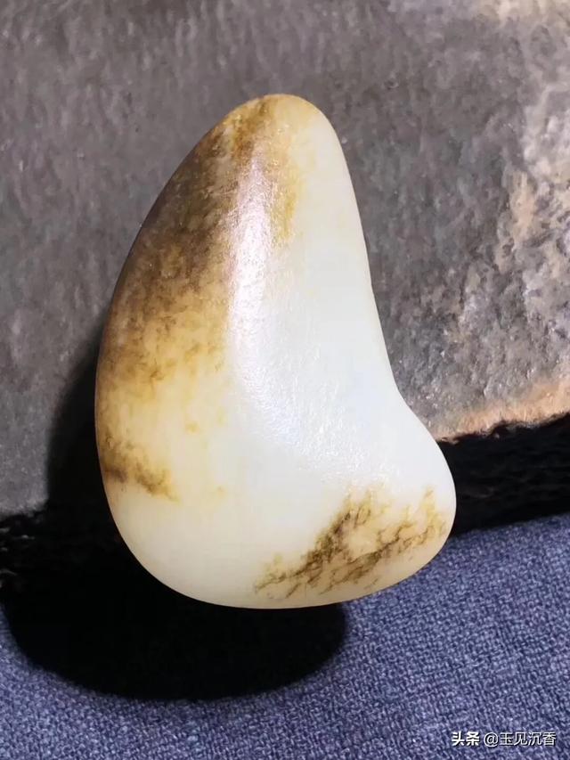 新疆和田玉有几种颜色,和田玉皮色一定有色根吗？如何挑选和田玉？