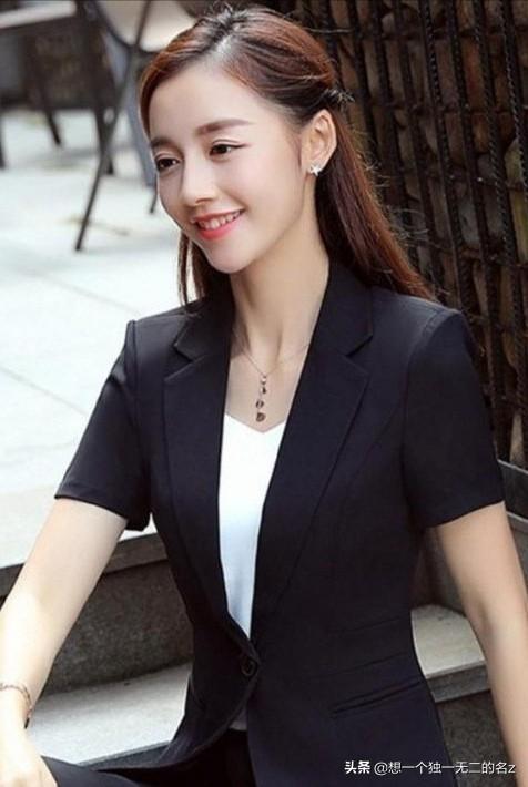 女性穿正装应该搭配什么发型最好附上图片