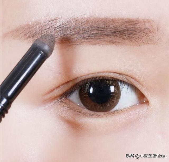 学化妆需要买什么,初次学化妆需要买什么化妆品呢？