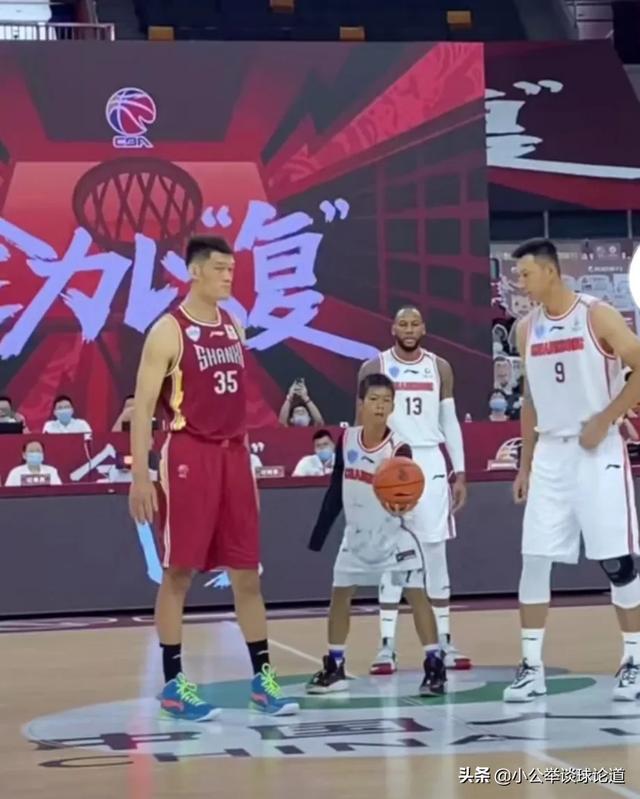 深圳张家乐:参加广东男篮揭幕战跳球仪式的小男孩是谁？他是什么来头？