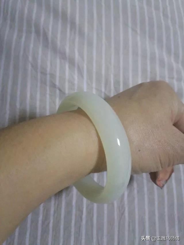 青海料白玉手镯值钱吗,请大家帮我看一下这个是真的玉镯吗？