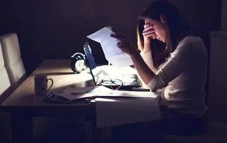 长期熬夜,上夜班必定会打破正常的作息时间,通常我们都是11点前就要