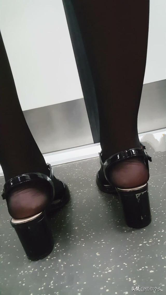 肉色丝袜还是黑色丝袜好看