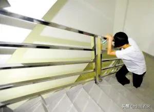 顶楼和二楼哪个好脱手,想买套房子，买顶楼还是二楼好呢？