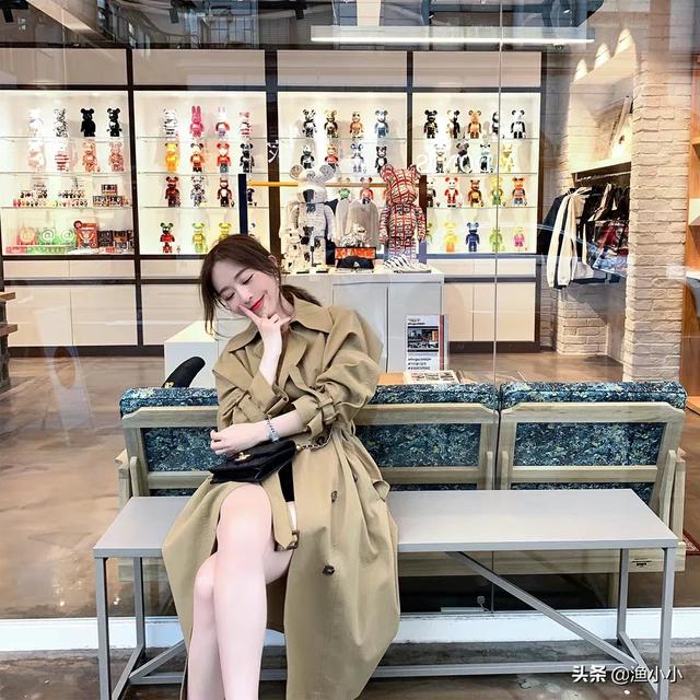 微信情侣网名简单气质:风衣可以提升女生的气质吗？