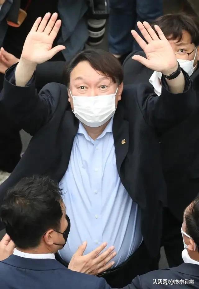 尹锡悦加盟在野的保守派阵营,最尴尬的是谁？