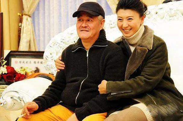 闫妮前老公是谁:闫学晶往事掀开，与前夫离婚引争议，潘长江为何拼尽一切力捧她？