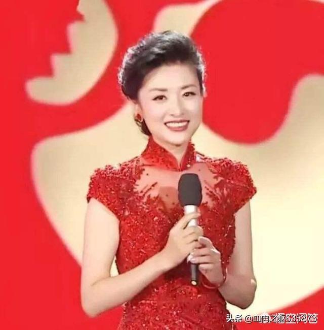 央视综艺节目的美女主持：董卿,周涛,朱迅,张蕾和李思思,哪一位情商更高更具人气？
