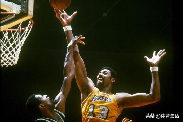 为什么张伯伦的各项得分数据如此惊人，在篮球界中的地位却不及乔丹，同位置相比也不如贾巴尔呢？插图18