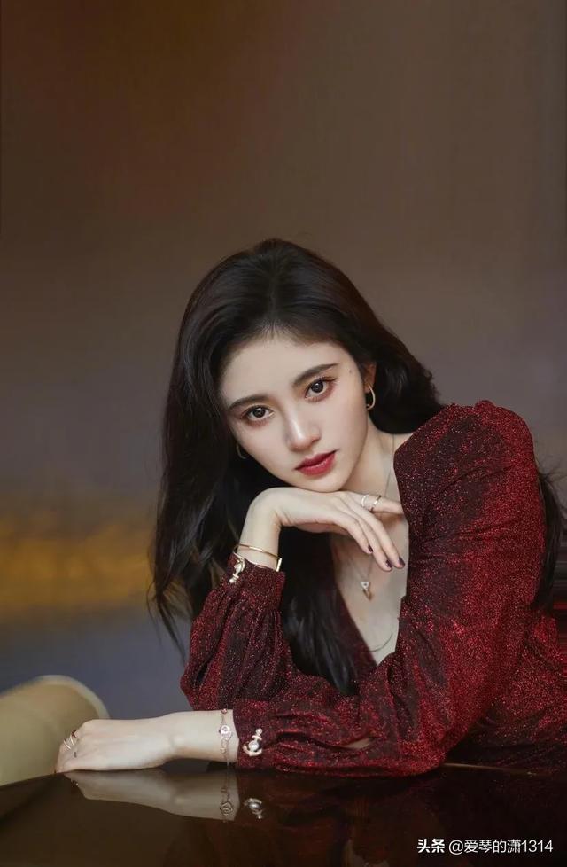 鞠婧祎素颜:为啥称呼鞠婧祎“四千年美女”，你觉得她漂亮吗？你喜欢她什么？