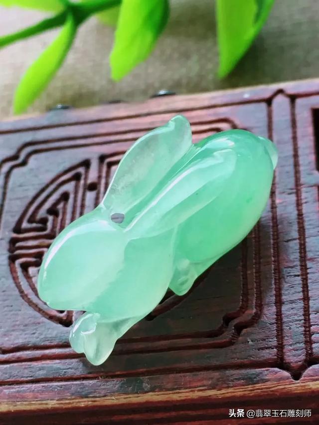 为什么卖毛货翡翠还免费抛光,朋友手里买的翡翠还没抛光，值钱吗？