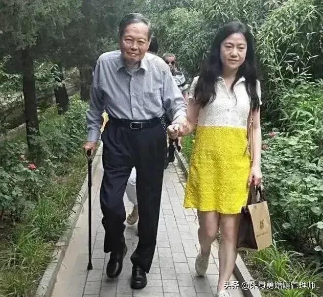 微信帅气老头头像:有些女生为什么喜欢“老男人”