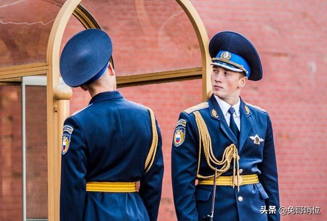 大檐帽由上自下依次为帽顶,也就是最大的帽沿,俄罗斯的大檐帽显得大