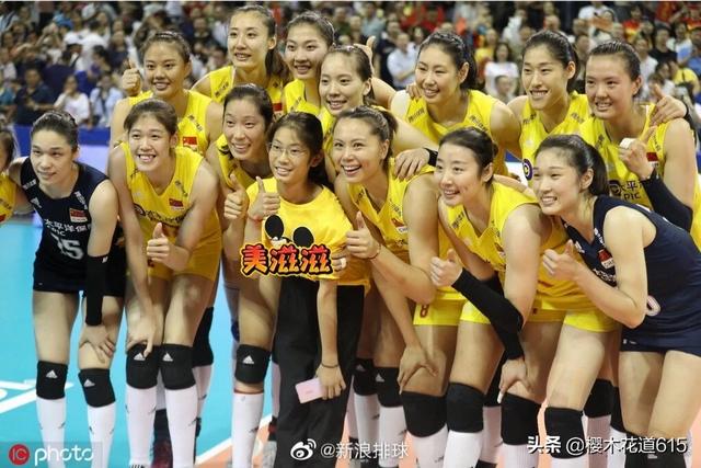 女排3－0土耳其，朱婷妹妹朱佳荟抢镜，参与全队合影。还被郎导看好。她能进国家队吗？:朱盈菲