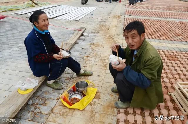 乡村留守妇女与狗:农村留守妇女为何执意要跟丈夫一起去外面打工？有哪些难言之隐？