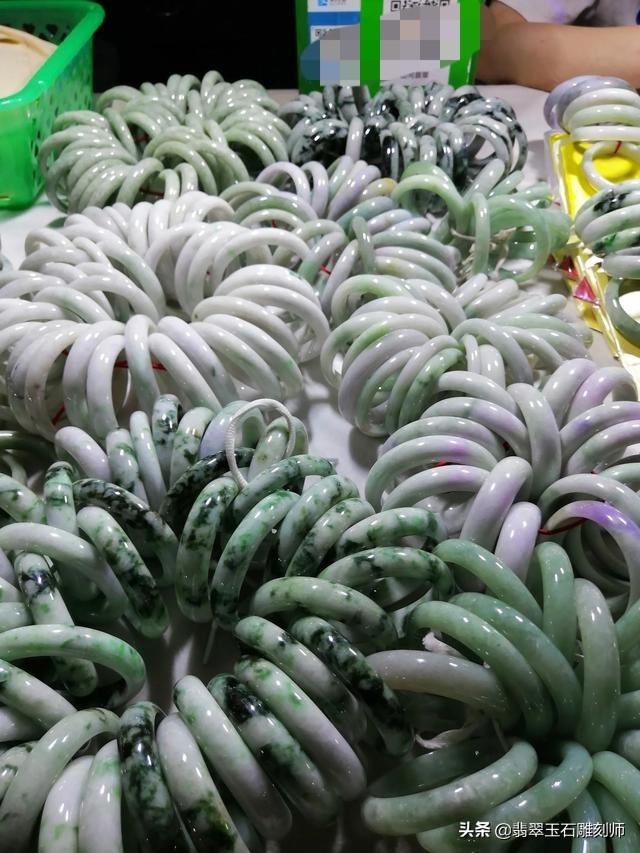 白底青翡翠什么档次镯子,20000块钱能买到什么档次的翡翠手镯？