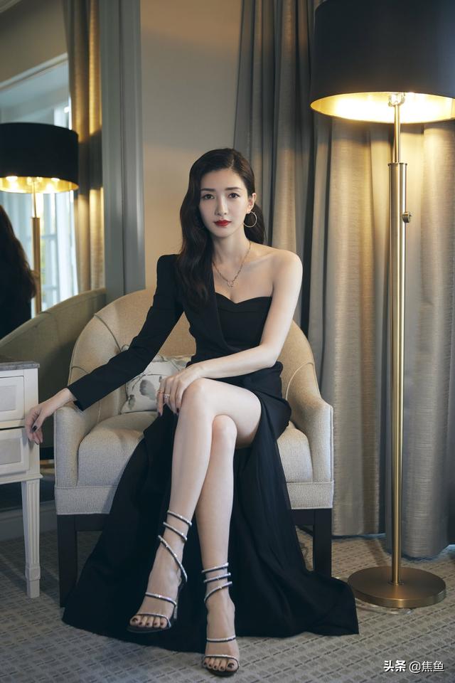 巩俐高开衩裙:衣服是穿的越少越性感么？